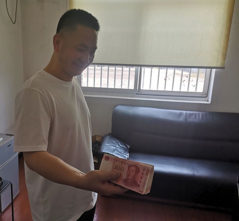 點贊！拾金不昧好的哥 萬元現(xiàn)金物歸原主