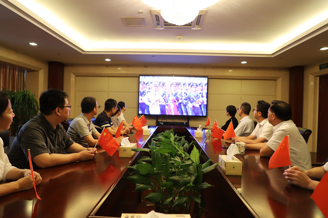 1常運集團公司領(lǐng)導(dǎo)和管理人員一起收看紀(jì)念中國人民抗日戰(zhàn)爭暨世界反法西斯戰(zhàn)爭勝利80周年閱兵式直播1