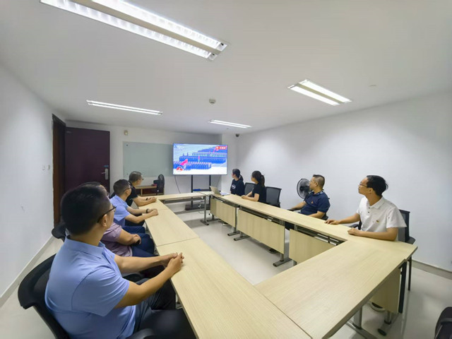 6常運集團藍海豚商旅組織職工觀看紀(jì)念中國人民抗日戰(zhàn)爭暨世界反法西斯戰(zhàn)爭勝利80周年閱兵式直播1_副本